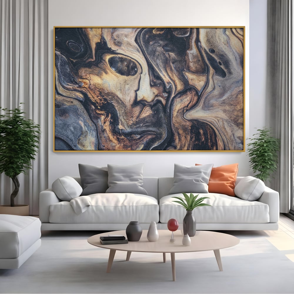 Tablou canvas cu tablou canvas cu pictura abstracta aurie si neagra, in rama de aluminiu auriu, pe perete intr-un living